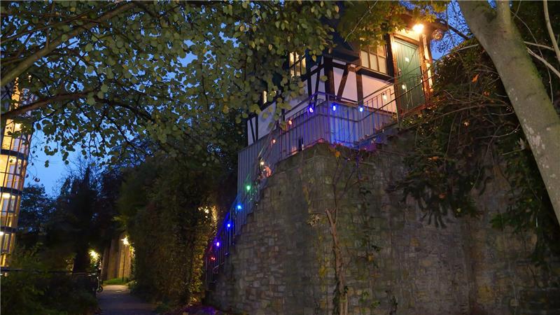 Leben in „Deutschlands kleinstem Studentenwohnheim“ Das Mini-Wohnheim steht auf den Grundmauern eines früheren Wehrturms aus dem 12. Jahrhundert und liegt zentral in der Osnabrücker Innenstadt.