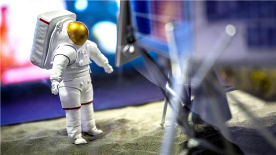 Das Model eines Astronauten in den Veranstaltungsräumen am Vorabend der Esa-Ministerratstagung.