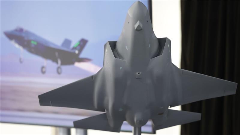 Das tut sich in Deutschlands Waffenbranche Das Modell des amerikanischen Tarnkappenbombers F35 - in Weeze soll künftig dessen Rumpfmittelteil gefertigt werden.