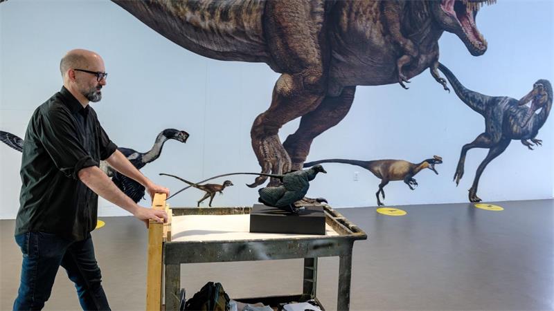 Das Modell eines Microraptors auf einem Wagen im Museum zeigt, wie groß selbst die kleinsten Dinosaurier waren. (Handout)
