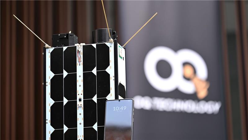 Das Modell eines Satelliten, der in echt gleich groß ist - also ziemlich klein, grob gesagt so groß wie ein Schuhkarton. 