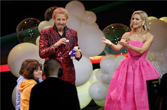 Das Moderatorenpaar Gottschalk/Hunziker begrüßen Luise und Mira Pfeiffer zur Kinderwette.