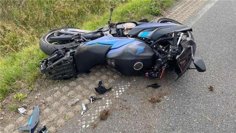 Das Motorrad der 21-Jährigen ist nach dem Unfall ein Totalschaden.