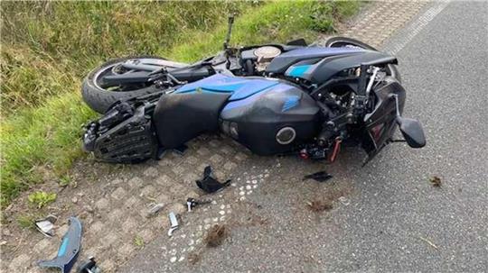 Das Motorrad der 21-Jährigen ist nach dem Unfall ein Totalschaden.
