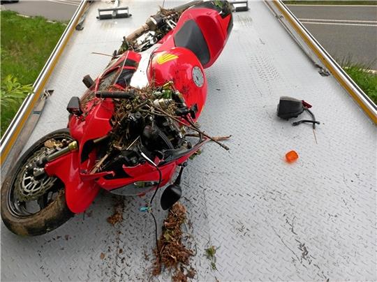 Das Motorrad eines 38-Jährigen ist bei dem Verkehrsunfall am Donnerstag stark beschädigt worden. Foto: Polizei