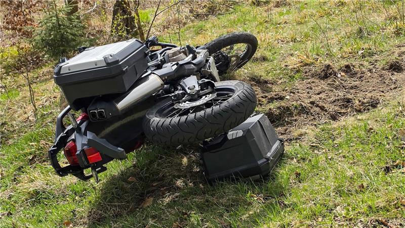 Das Motorrad ist nach dem Unfall nicht mehr fahrbereit. Es entsteht ein Sachschaden in Höhe von 3500 Euro.