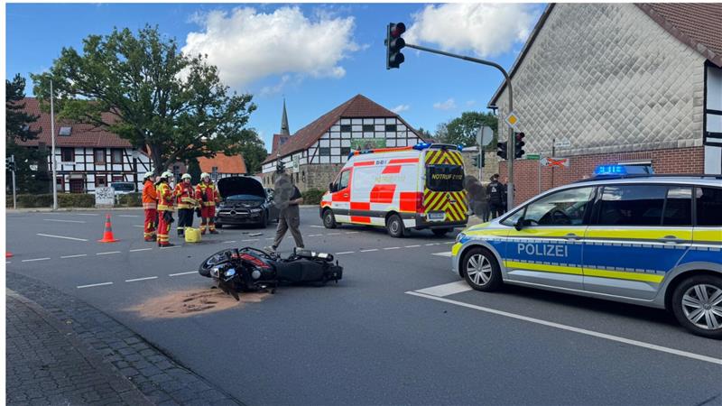 Das Motorrad kommt einige Meter weiter erst zum Liegen.