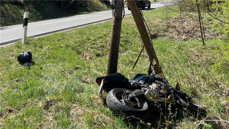 Das Motorrad stoß gegen einen Telefonmasten