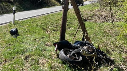 Das Motorrad stoß gegen einen Telefonmasten