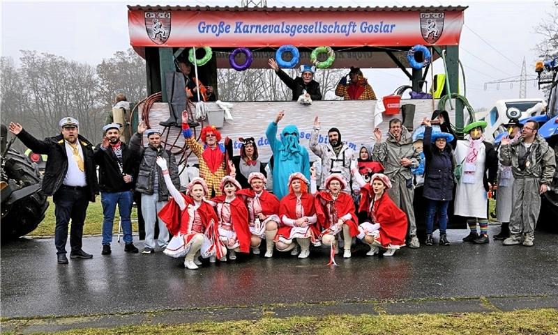 Beim Schoduvel: Karnevalisten im „Hochwassereinsatz“ Das Motto des Festwagens: „Uns steht das Wasser bis zum Hals“.