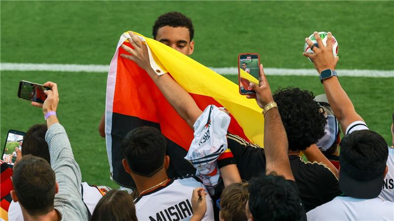 Glückliche DFB-Fans und starke Zeichen mit Neuer im Tor Das Motto von Jamal Musiala und Co. am Ankunftstag in Winston-Salem: Nahbar sein.