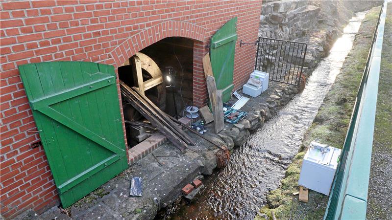 Wie das Wasserrad der Abbenröder Mühle gerettet werden konnte Das Mühlrad befindet sich in einer geschlossenen Radstube, in der immer Wasser steht – perfekt für einen Fäulnispilz.