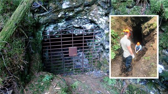 Das Mundloch des Stollens mit Gitter. Sicherungsverwahrte der JVA-Rosdorf legen die Wasserabflussgräben vor den Stolleneingängen frei. Fotos: Niedersächsische Landesforsten
