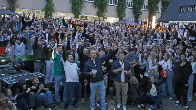 1000 Fans pilgern zum Museums-Ufer: Weitere Spiele werden gezeigt Das Museumsufer platzt aus allen Nähten.