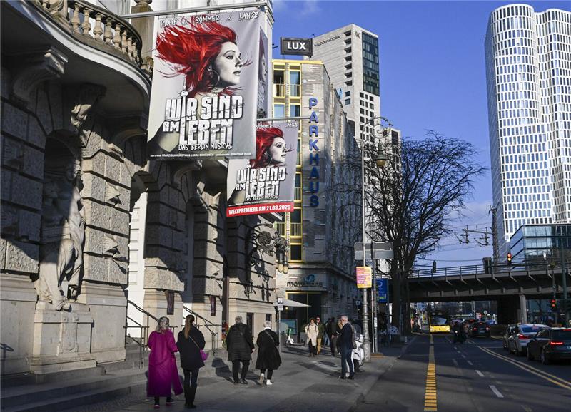 Das Musical „Wir sind am Leben" feiert im Theater des Westens Premiere.