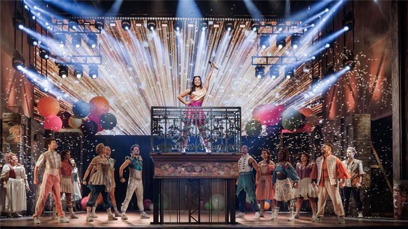 Pop-Musical „& Julia“ feiert umjubelte Deutschland-Premiere Das Musical erzählt, wie die Liebesgeschichte von Romeo und Julia weitergeht.