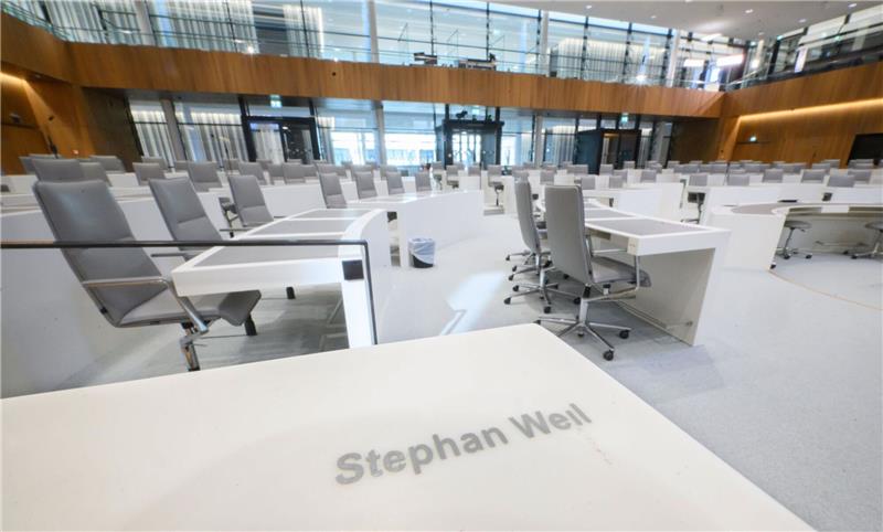 Wirtschaft dringt auf Regierungsbildung in Niedersachsen Das Namensschild von Ministerpräsident Stephan Weil steht auf der Regierungsbank im Plenarsaal des niedersächsischen Landtages.