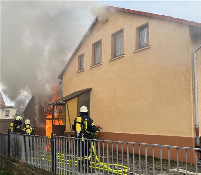 Hausbrand in Thale verursacht 120.000 Euro Schaden Das Nebengelass eines Wohnhauses in Thale steht in Flammen, durch das Feuer wird auch das Einfamilienhaus unbewohnbar. Foto: Polizei