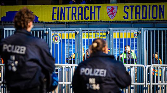 Das Niedersachsen-Derby findet mit hohem Sicherheitsaufwand statt. (Archivbild)