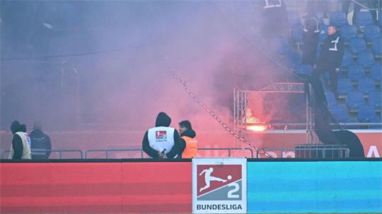 Das Niedersachsen-Derby zwischen Braunschweig und Hannover musste wegen Ausschreitungen von Gästefans unterbrochen werden.