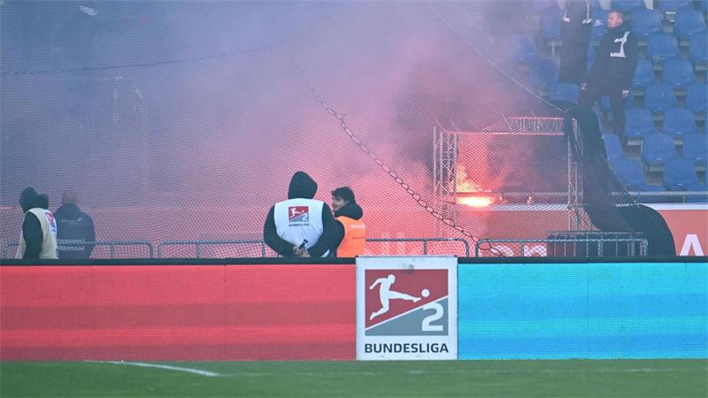 Das Niedersachsenderby war wegen Ausschreitungen unterbrochen worden.