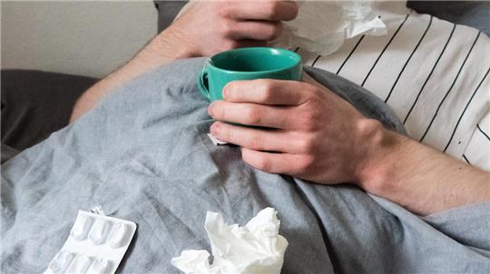 Das Niedersächsische Landesgesundheitsamt berichtet von besonders vielen Erkältungsinfektionen und Krankschreibungen.