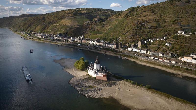 Das Niedrigwasser am Rhein belastet die deutsche Wirtschaft.