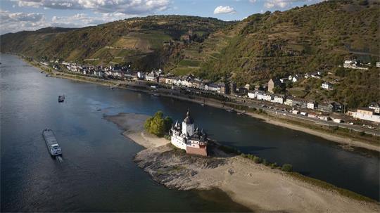 Das Niedrigwasser am Rhein belastet die deutsche Wirtschaft.