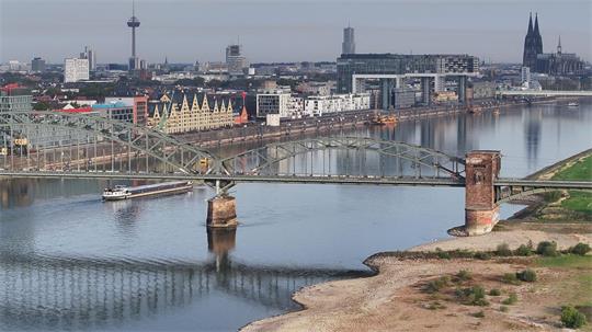 Das Niedrigwasser des Rheins hat in Köln einen neuen historischen Tiefststand erreicht.