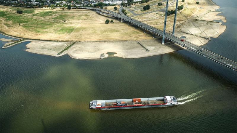 Trotz Krisen: Deutschland exportiert im Juni mehr als jemals Das Niedrigwasser erschwert die Belieferung der deutschen Industrie (Archivbild)