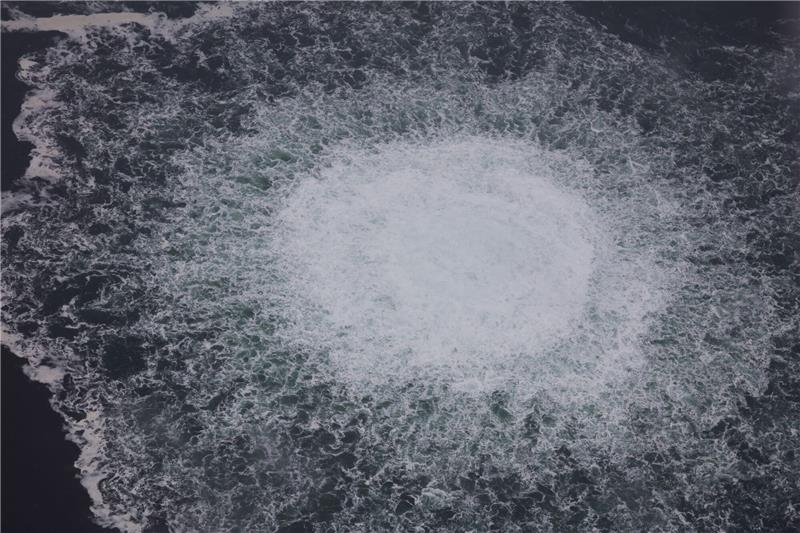 Zeitung: Explosion hat 50-Meter-Loch in Pipeline gerissen Das Nord Stream 1-Gasleck in der Ostsee, fotografiert am 28. September aus einem Flugzeug der schwedischen Küstenwache.
