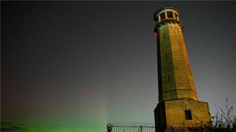 Bilder des Tages Das Nordlicht, auch bekannt als Aurora Borealis, ist am Nachthimmel in der Nähe des Großen Wolga-Leuchtturms am Ufer des Moskauer Kanals zu sehen.