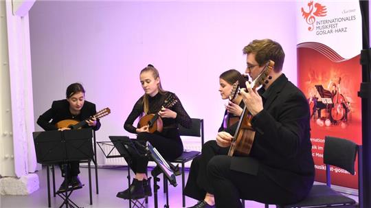 Das Noroc-Quartett, Charlotte Kaiser, Jolina Beuren, Maja Schütze und Philipp Lang (von links), fühlt sich mit jedem Ton tiefer in die Kompositionen für Mandoline, Mandola und Gitarre hinein.