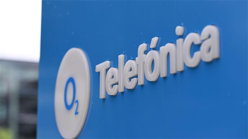 Das O2-Logo am Düsseldorfer Firmenstandort, wo bis 2014 E-Plus seine Zentrale hatte - dann wurde E-Plus von Telefónica gekauft.