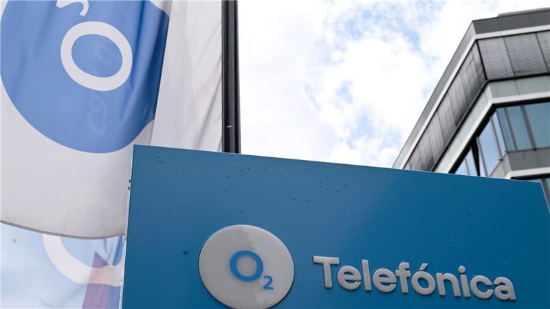 Bei Fußballspielen daddeln die meisten TV-Zuschauer nebenbei Das O2-Logo samt Fahnen ist vor dem Düsseldorfer Standort der Firma zu sehen - früher war in dem Gebäude die E-Plus-Zentrale, 2014 schluckte O2 den Wettbewerber.