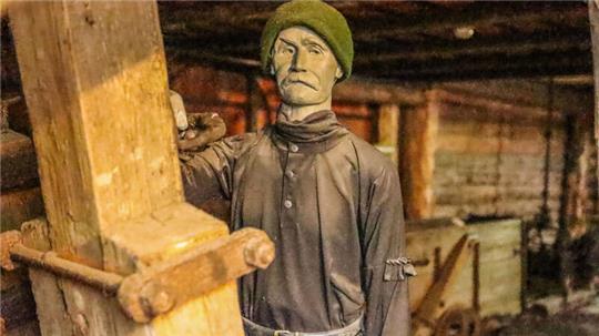 Ein Bergmann aus Holz steht im Oberharzer Bergwerksmuseum.