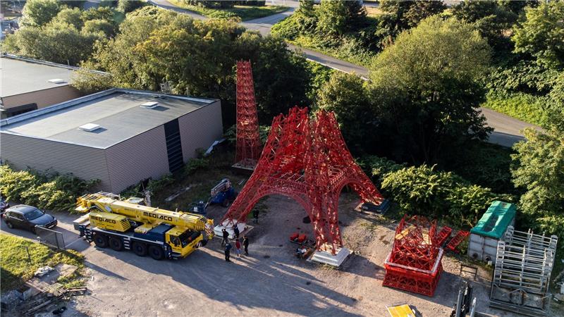 Eiffelturm im Kleinformat bald mitten im Elsass Das Oberteil und das untere Element des Eiffelturm-Nachbaus wurden mit einem Kran aufeinandergesetzt.