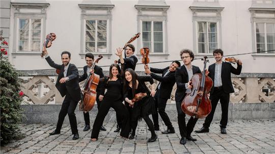 Das Oberton String Octet spielt beim Internationalen Musikfest.
