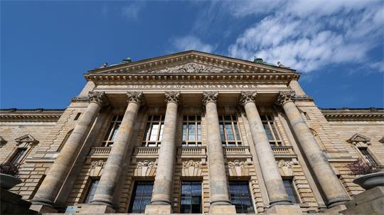Das Oberverwaltungsgericht Lüneburg sprach einem pensionierten Grundschullehrer mehr als 31.000 Euro Entschädigung für Mehrarbeit zu. (Archivbild)