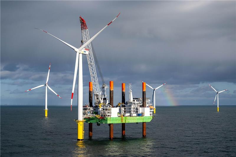Windkraft auf See - Von der Pionierarbeit zur Boom-Branche? Das Offshore-Windkraftanlagen-Errichterschiff „Thor“ im Windpark Riffgat, rund 15 Kilometer nördlich der Insel Borkum. Windpark Riffgat war der allererste kommerzielle deutsche Windpark in der Nordsee.