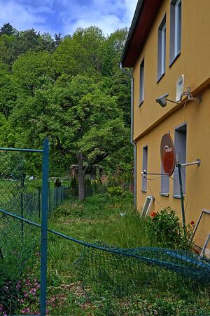 Okeraner Bluttat: Der Ehemann sitzt in U-Haft und schweigt Das Opfer stürzt am Montag gegen 4.15 Uhr aus einem Fenster in der ersten Etage in den Garten. Zeugen berichten, die Frau habe in Flammen gestanden.