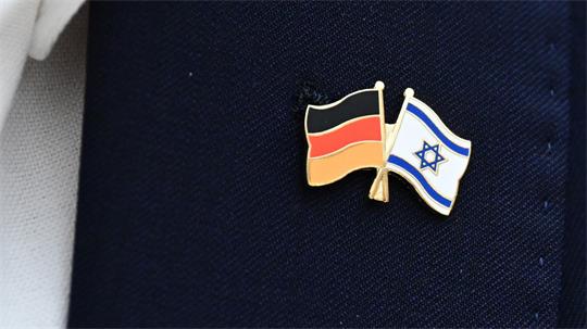 Das Opfer trug nach Angaben der Ermittler eine Anstecknadel mit der Flagge Israels am Revers. (Symbolbild)