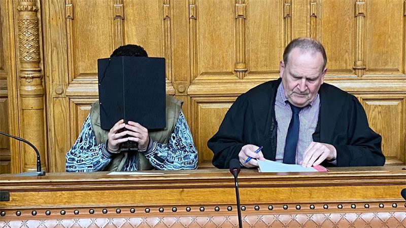 Das Opfer und der Angeklagte (links) haben vor der Tat gemeinsam gefeiert. 