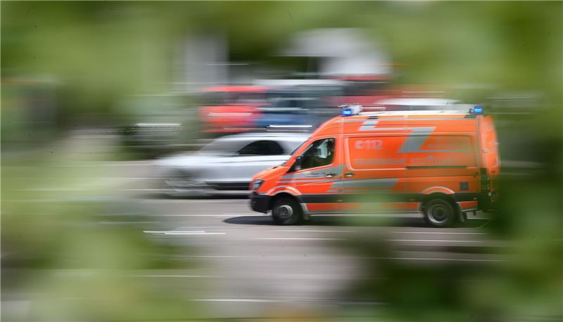 Mitschüler prügeln 14-Jährigen krankenhausreif Das Opfer wurde schwerverletzt mit einem Rettungswagen in ein Krankenhaus gefahren (Symbolbild).