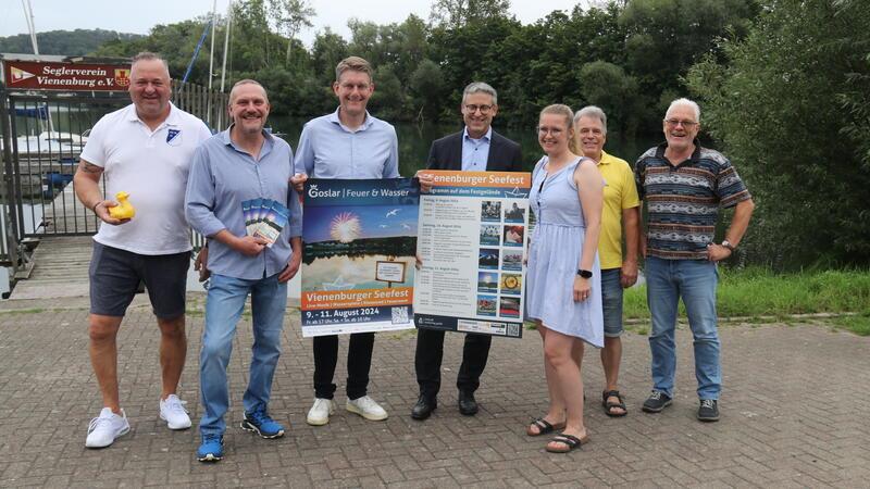 Vienenburger Seefest steigt vom 9. bis 11. August Das Orga-Team freut sich auf das Vienenburger Seefest (v.l.): Frank Chrzanowski (FG Vienenburg), Marcus Woitaschek (Feuerwehr Vienenburg), Christian Heskamp (Feuerwehr Vienenburg), Konrad Aichner (Harz-Energie), Stefanie Dreßler (Goslar-Marketing-Gesellschaft), Lutz Schröder (IGV Harlyturm) und Ulrich Janic (IGV Harlyturm).