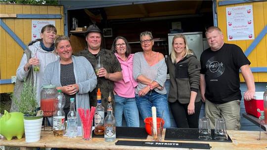 Das Organisationsteam: Tanja Mühle-Becker, Iris Schmidt, Regina Märtens, Sabine Dannehl und Mareike Scheffler mit den beiden Bar-Keepern Timo Becker und Jens Haase.
