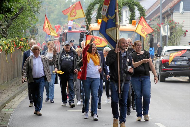 Beim Festumzug ist ganz Westerode auf den Beinen Das Organisationsteam schwenkt die Westerode-Fahnen und schreitet beim Festumzug gemeinsam mit den Ratsvertretern voran.