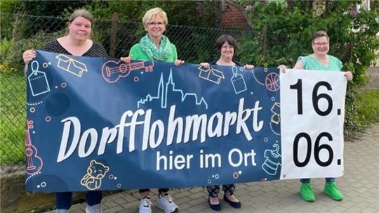 Das Organisationsteam um Janina Neumann (li.) präsentiert die „Bandenwerbung“ für den Lutteraner Dorfflohmarkt am Sonntag.