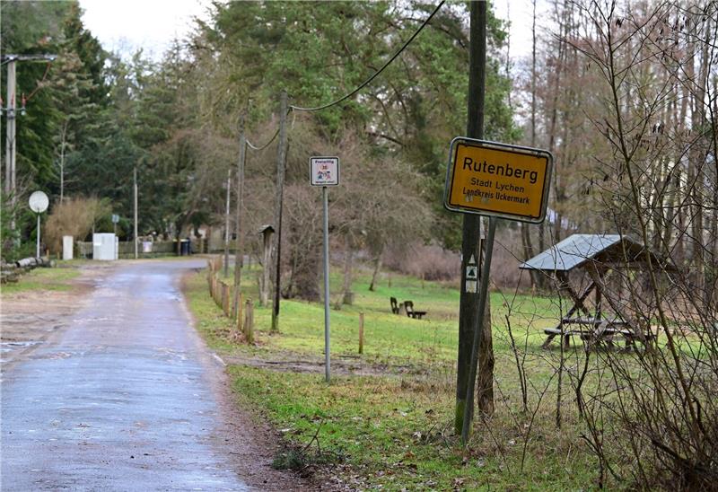 „Reichsbürger” sorgen für Unruhe in der Uckermark Das Ortseingangsschild des Lychener Ortsteiles Rutenberg. Der Brandenburger Verfassungsschutz sieht in dem Dorf in der Uckermark die Gefahr einer Ansiedlung der extremistischen Reichsbürgerorganisation «Königreich Deutschland».
