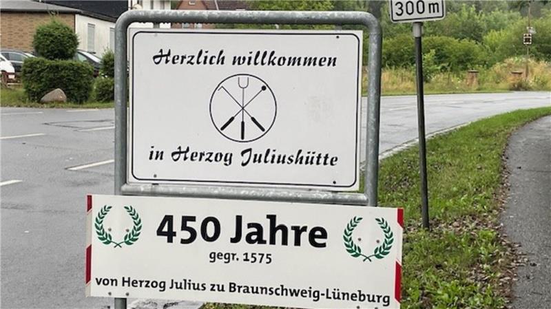 Das Ortseingangsschild verweist auf das Jubiläum.

